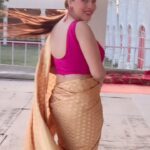 Yamini Malhotra Instagram – Happy Diwali 🧡🧡
.
#diwali2022 #happydiwali #diwalidecorations #diwalioutfit #diwaliparty #diwalivibes #diwalicelebration #gurgaonblogger #gurgaongirls #saree #sareelove #goldensaree #silksaree #sareeblogger #sareeinfluencer #sareeindia #sareelovers #sareecollaboration