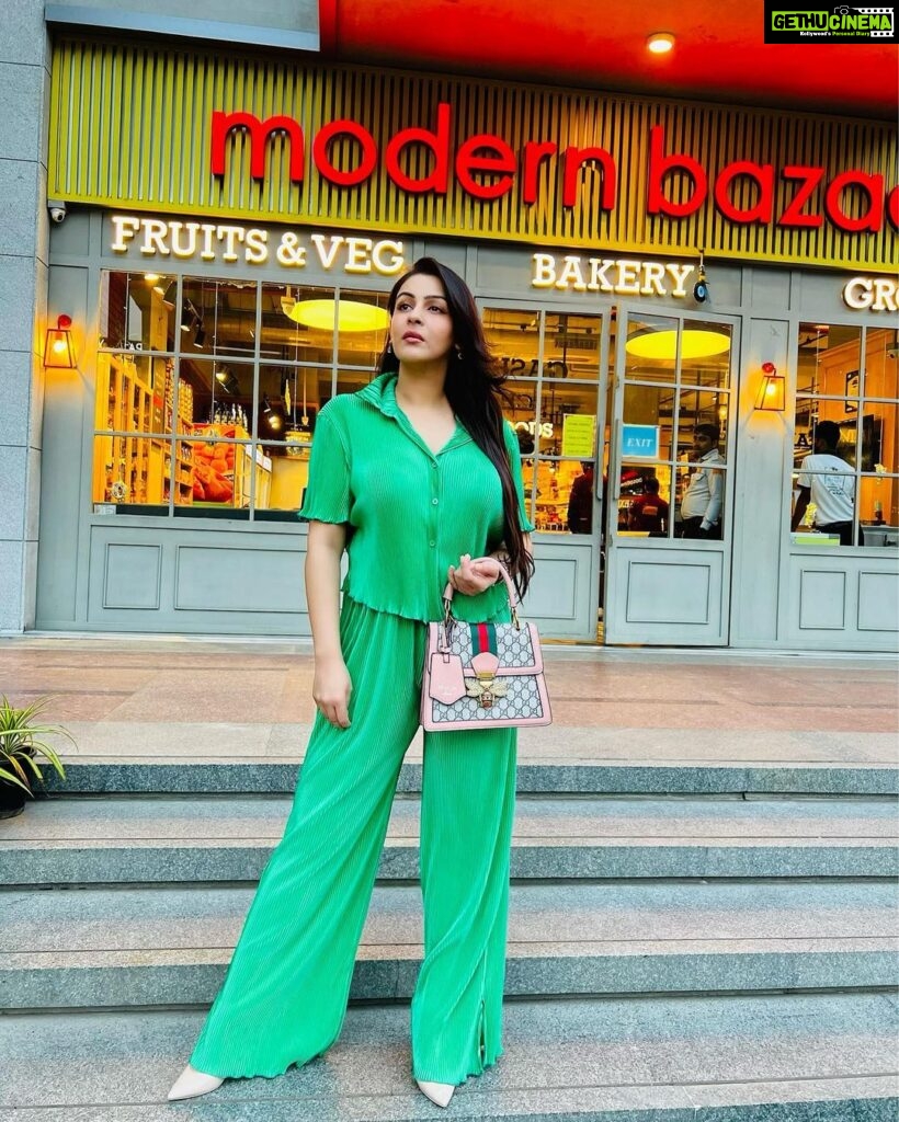 Yamini Malhotra Instagram - Parrot 😉 . #coordset #coordinate #coordsets #fashion2022 #fashionblogger #delhiblogger #gurgaonblogger #delhifashionblogger #gurgaonfashionblogger #gurgaon #worldmark #modernbazaar #gurgaon #gurgaongirls #gurgaonmalls #greenpants #emeraldgreendress #gucci #guccibag