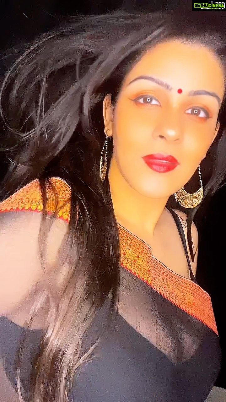 Yamini Malhotra Instagram - Spreading fire in black saree by @aanandsarees . #saree #sareelove #sareefashion #sareelover #sareelovers #sareeindia #sareecollection #sareecollaboration #collaborationindia #collaboration #sareeblogger #sareebloggers #sareeinspiration #sareeinfluencer #sareeinfluencers #gurgaonblogger #gurgaonbloggers