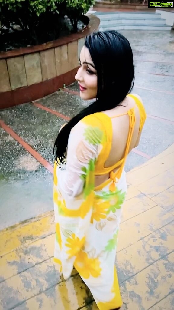 Yamini Malhotra Instagram - On fans demand one more in saree in baarish 🧡 . #saree #sareelove #sareefashion #sareeindia #sareecollection #sareecollaboration #collaborationindia #indianfashion #indianfashionblogger #gurgaonblogger #delhiblogger #delhifashionblogger #gurgaonfashionblogger #fashionblogger #fashioninfluencer #indianfashioninfluencer #sareeblouse #बारिश #rain
