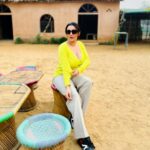 Yamini Malhotra Instagram - What mausam is this ?? We have to wear jacket or not ?? While in car I put my AC on but at night I am sleeping in blanket .