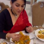 Yamini Malhotra Instagram – Shadi mein jaise hi khana khane lago, ye photographers suboot ikatthe karne aajate hain 😖🥴 Kaise khaun batao ??? 
.
#shadi #shadimemes #shadimubarak #indianwedding #weddingmemes #tumtum #tumtumsong #thaman #redsaree #funnyvideos #hindifunny #desishadi #sareegirl #sareefashion #sareelover #foodmemes #indianblogger #gurgaonblogger #gurgaoninfluencer #delhiblogger #delhiinfluencer #comedy #memes
