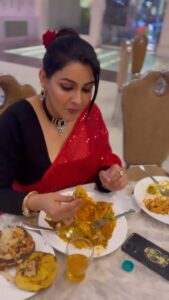 Yamini Malhotra Instagram - Shadi mein jaise hi khana khane lago, ye photographers suboot ikatthe karne aajate hain 😖🥴 Kaise khaun batao ??? . #shadi #shadimemes #shadimubarak #indianwedding #weddingmemes #tumtum #tumtumsong #thaman #redsaree #funnyvideos #hindifunny #desishadi #sareegirl #sareefashion #sareelover #foodmemes #indianblogger #gurgaonblogger #gurgaoninfluencer #delhiblogger #delhiinfluencer #comedy #memes