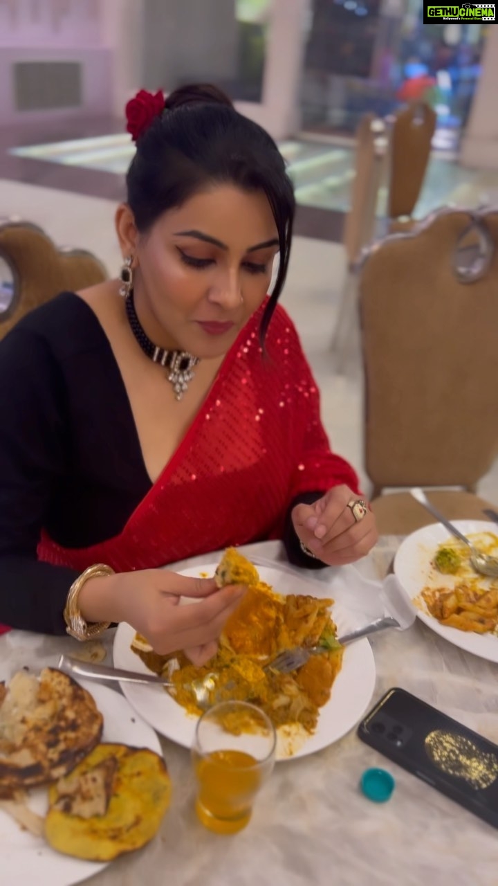 Yamini Malhotra Instagram - Shadi mein jaise hi khana khane lago, ye photographers suboot ikatthe karne aajate hain 😖🥴 Kaise khaun batao ??? . #shadi #shadimemes #shadimubarak #indianwedding #weddingmemes #tumtum #tumtumsong #thaman #redsaree #funnyvideos #hindifunny #desishadi #sareegirl #sareefashion #sareelover #foodmemes #indianblogger #gurgaonblogger #gurgaoninfluencer #delhiblogger #delhiinfluencer #comedy #memes
