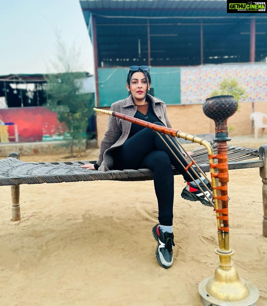 Yamini Malhotra Instagram - Haryana Vibes 🧡 Has anybody tried desi hukkah?? . #haryana #haryanvi #haryanvisong #balamthanedar #gypsy #desihukka #hukka #gurgaonblogger #gurgaongirls #gurgaonbloggers #delhiblogger #delhibloggers #travelblogger #travelindia #travelgram #indiantravelblogger