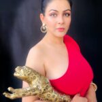 Yamini Malhotra Instagram - They asked me when you go to Dubai , click pics with pet tigers This is the only tiger (jaguar) I could risk myself with 😛🙈 . #dubai #dubailions #lion #dubaitrip #fashion2023 #backlesstop #backlessdesign #fashionblogger #indianblogger #indianinfluencer #gurgaonblogger #gurgaonbloggers #gurugramblogger #delhiblogger #delhiinfluencer #photowithlion #indianactress Dubai Marina, Dubai