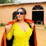 Yamini Malhotra Instagram - What mausam is this ?? We have to wear jacket or not ?? While in car I put my AC on but at night I am sleeping in blanket .
