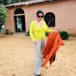 Yamini Malhotra Instagram - What mausam is this ?? We have to wear jacket or not ?? While in car I put my AC on but at night I am sleeping in blanket .