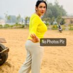 Yamini Malhotra Instagram - If you were Paparazzi 😛I would have shown full attitude 🤣 . #paparazzi #paparazi #photoshoot #photos #gurgaon #gurgaongirls #gurgaondiaries #gurgaonblogger #gurgaonbloggers #viral #viralbhayani Jaipur, Rajasthan