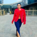 Yamini Malhotra Instagram - In Your City 🏙️ . #pink #pinkblazer #pinkcoat #blueskirt #bodyconskirt #slitskirt #winteroutfit #winterfashion2022 #winterfashion #winterwear #fashion #fashionblogger #indianfashionblogger #indianinfluencer #delhiblogger #delhifashionblogger #gurgaonblogger #gurgaongirls #delhigirls #gurgaoninfluencer #styleblogger #styleinspo