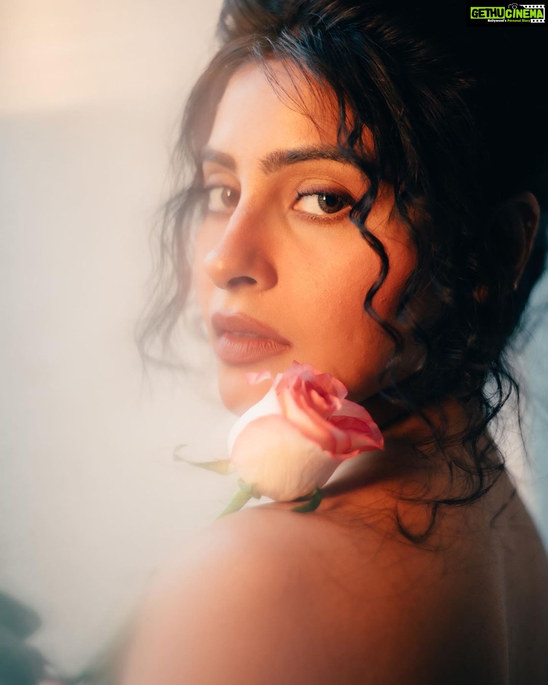 Yukti Kapoor Instagram - Keep close the ones who believe in you. 🌷