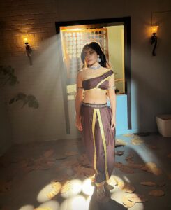 Yukti Kapoor Instagram - From the sets of Maddamsir ! Mon to sat at 10 pm on @sonysab Thankyou guys for all the love & support #ilovemyfans ♥️🧿 #actorslife #television #show #naaginlook