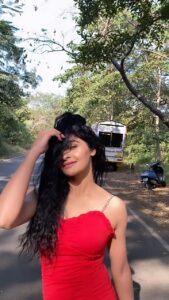 Yukti Kapoor Instagram - ♥️ #kyafarqpadtahai #musicvideo #comingsoon @harwinsentertainment 📸 @sachinmakeupartist1 🙌