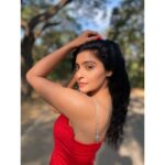 Yukti Kapoor Instagram - Feeling the sunshine ☀️ 🥰 #kyafarkpadtahai #musicvideo #comingsoon @harwinsentertainment MUA @sachinmakeupartist1 Styled by @salma_mansuri