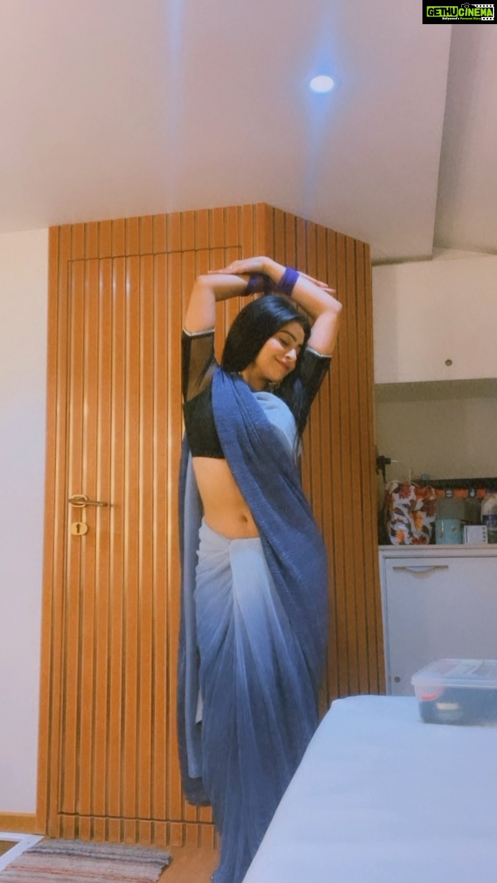 Yukti Kapoor Instagram - Flaunting my Indian ambiance in a saree. 😉 #reels #reelsinstagram #regram #reelitfeelit #trending #saree #indianfashion