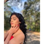 Yukti Kapoor Instagram - Feeling the sunshine ☀️ 🥰 #kyafarkpadtahai #musicvideo #comingsoon @harwinsentertainment MUA @sachinmakeupartist1 Styled by @salma_mansuri