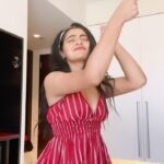 Yukti Kapoor Instagram - Dance and music combine to give the brain relief from stress and feelings of anxiety. Acts as an alternative medicine . #muchneeded #danceitout #happyinternationaldanceday May God Bless us with all happiness of universe !! 🧿 #parejadelañochallenge #parejadelaño #reels #reelitfeelit This amazing song by @sebastianyatra