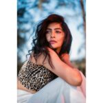 Yukti Kapoor Instagram - उड़ा दीं सारी ख्वाईशें...फ़िज़ाओं में कहीं रंग सारे पसंद के मिल ही जायें ज़रूरी तो नहीं... 🙃 #shayarilover ♥️ 📸 @deepali_td MUA @smrutibhurke_mua 💋💋