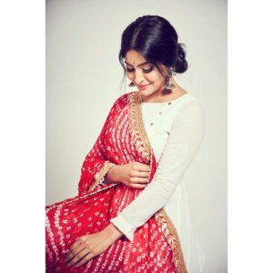 Yukti Kapoor Instagram - तराशिये खुद को कुछ इस कदर जहाँ में ,

पाने वाले को नाज़ और खोने वाले को अफसोस रहे !! 👈 🌷

#shayarilover #shayari 

📸 @ravindupatilphotography 
MUA @sachinmakeupartist1