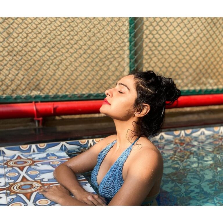 Yukti Kapoor Instagram - I will always love blue 🦋 New vlog out Link in bio ! 🧿