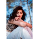 Yukti Kapoor Instagram - उड़ा दीं सारी ख्वाईशें...फ़िज़ाओं में कहीं रंग सारे पसंद के मिल ही जायें ज़रूरी तो नहीं... 🙃 #shayarilover ♥️ 📸 @deepali_td MUA @smrutibhurke_mua 💋💋