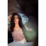 Yukti Kapoor Instagram - Be highly humble yet highly aware of your worth. 🧿 📸 @deepali_td MUA @smrutibhurke_mua