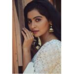 Yukti Kapoor Instagram – Aise na mujhe tum dekhooo 😛😁🙈