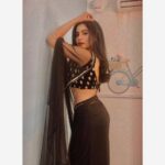 Yukti Kapoor Instagram – Bikhre bikhre se the hum pehle, ab Sawarne lage..☺️ 

#saree #onset #staytuned #maddamsir #10pm #sabtv