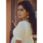 Yukti Kapoor Instagram – Aise na mujhe tum dekhooo 😛😁🙈