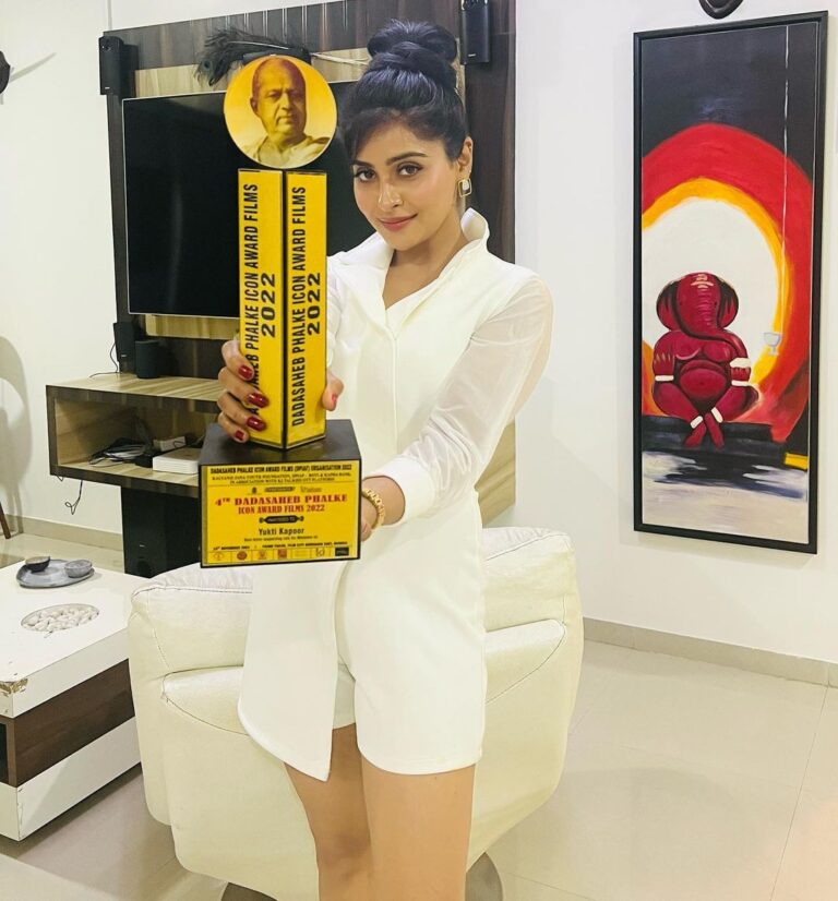 Yukti Kapoor Instagram - As a little girl I have sat multiple times infront of a tv, watching actors get awarded for their hardwork. Never in my life i thought I will be getting an award of highest order i can imagine ( Best actor supporting role for Maddamsir) I am truly honoured and blessed to have been standing where I am right now all because of the platform given by Television industry & the support of the entire team of Maddamsir My heart is full of gratitude towards my God father @gyansahay ,my family , My producers @kinnarimehtaa @itsjaymehtaa The creator -@priyamishra090 , Writers , directors @hemenchauhan13 @kushalawasthi @neelesh_ambekar @nishithkumarsingh , Dop @rahulsoni1991 , Camera team @vinod_yadav_064 @yoursamangupta @manishsoni_13 and rest of the crew for believing in me and most importantly my lovely audience who has always stood by me as a rock showering their love . Thank you for your support now and always ♥️ MUA @vivekravan_09 Outfit: @kendieeofficial Styling: @styling.your.soul PR handled by : @foryoupublicrelations @dpiaf.official #dadasahebphalkeaward #dadasahebphalkeiconawardfilms2022 #happiest