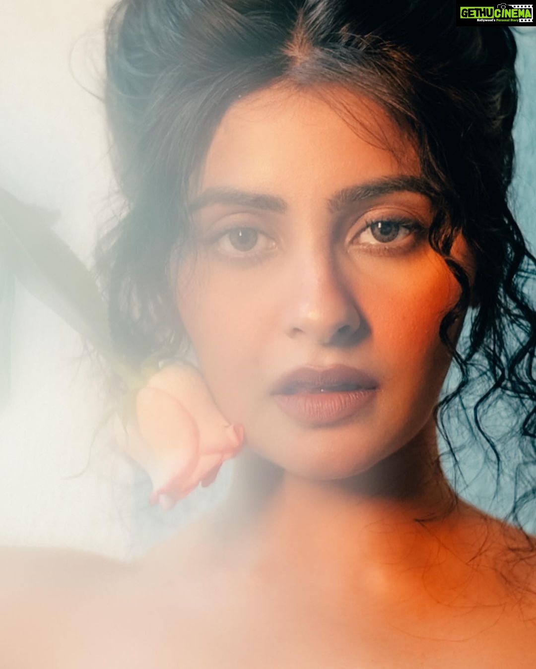 Yukti Kapoor Instagram - Keep close the ones who believe in you. 🌷