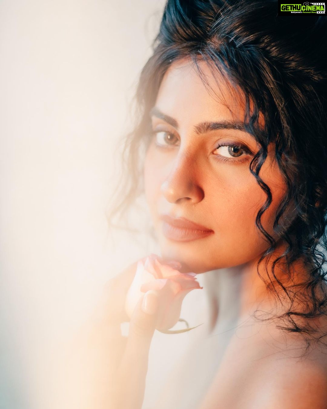 Yukti Kapoor Instagram - Keep close the ones who believe in you. 🌷