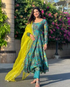 Aahana Kumra Instagram - Meri Eidi 🌙🫶💕💫 @naseeruddin49 @apnabhidu 🥳❤️ #eidmubarak 🫶 #eid . . . . #saturdate #saturday #saturdaze #saturdays #aahanakumra #eidoutfit Mumbai - मुंबई