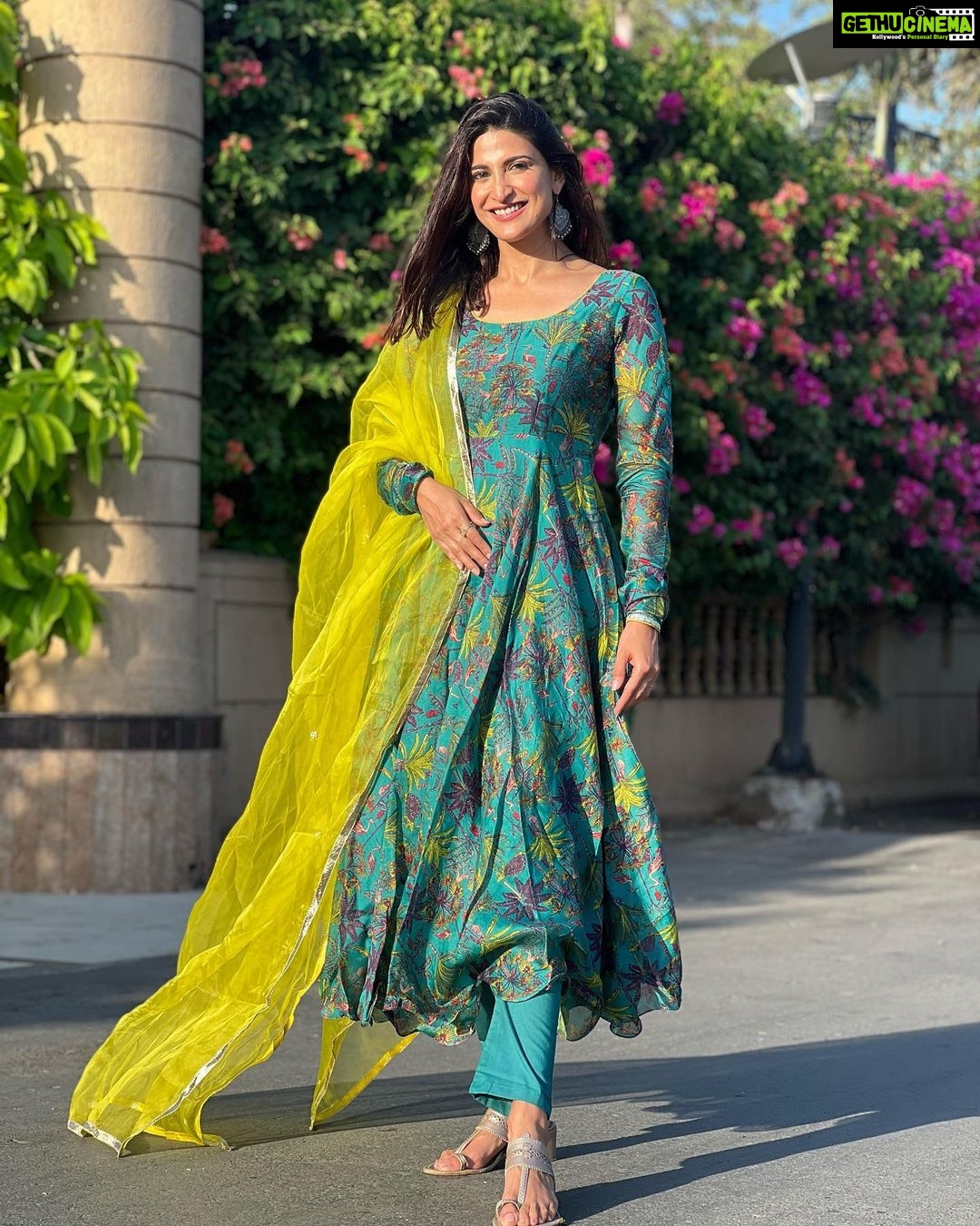 Aahana Kumra Instagram - Meri Eidi 🌙🫶💕💫 @naseeruddin49 @apnabhidu 🥳❤️ #eidmubarak 🫶 #eid . . . . #saturdate #saturday #saturdaze #saturdays #aahanakumra #eidoutfit Mumbai - मुंबई