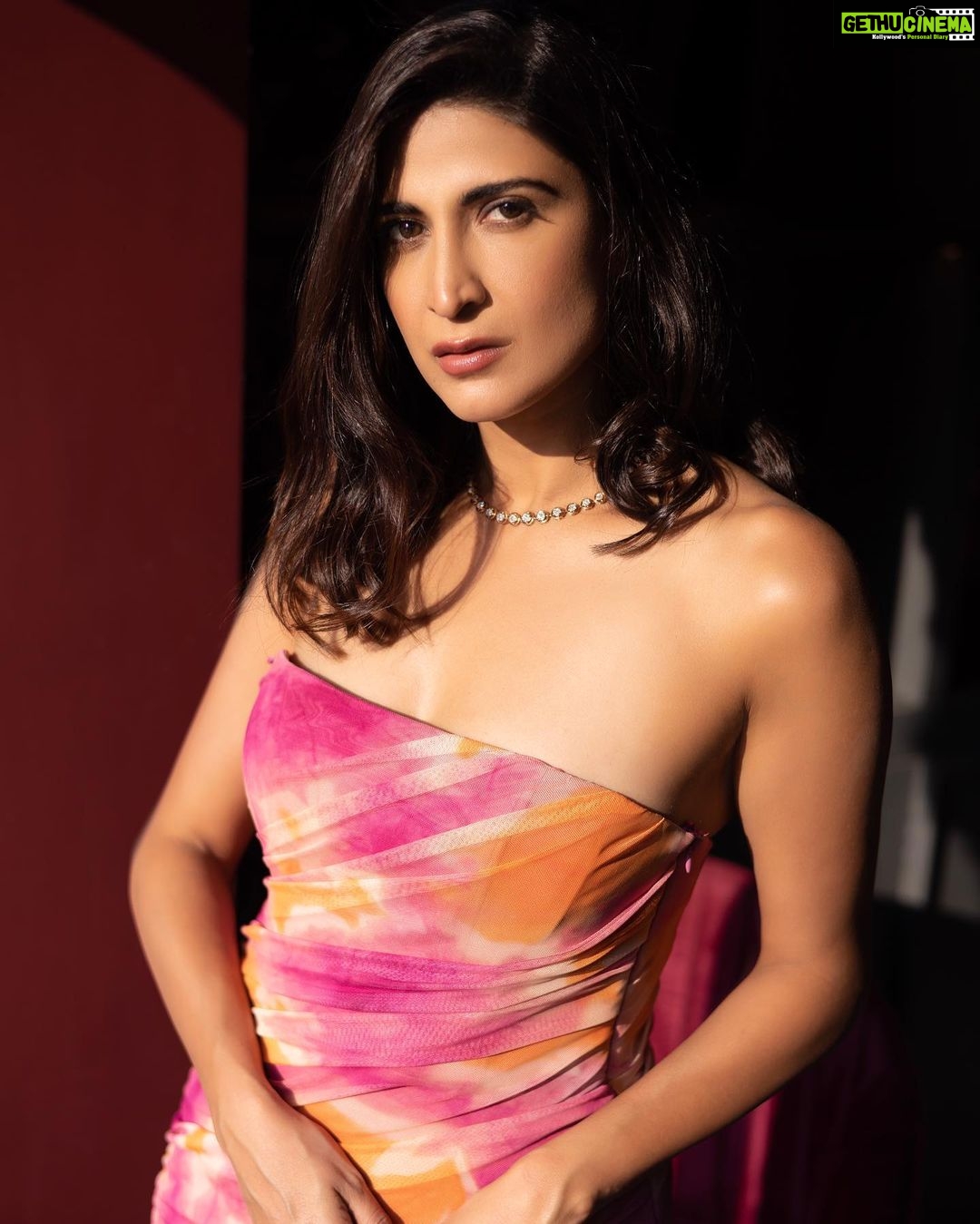 Aahana Kumra Instagram - Eyes on the stars Feet on the ground π¦πΈπ #throwbackthursday Photography @yashjangidphotography Styling @abhimanyusinghtomarr Hair & Make up: @omsenmakeup . . . . #photoshoot #jaipur #rajasthan #photography #aahanakumra #thursday #thursdaymotivation Jaipur - The pink city