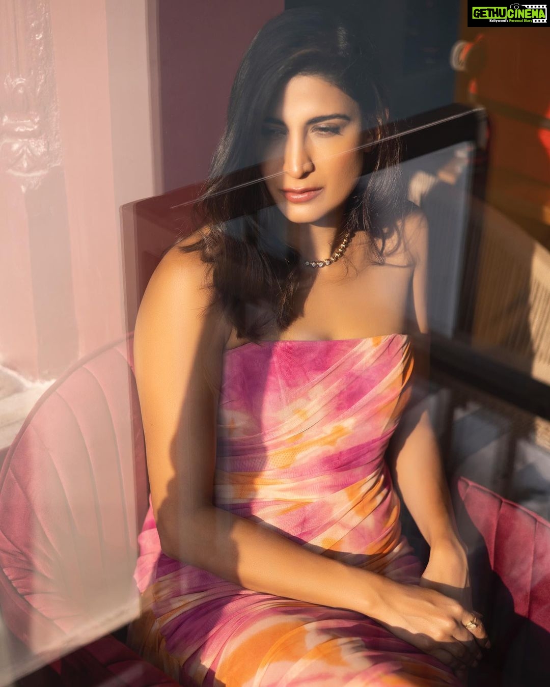 Aahana Kumra Instagram - We are all nothing but pink unicorns π¦πΈπ #throwbackthursday Photography @yashjangidphotography Styling @abhimanyusinghtomarr Hair & Make up: @omsenmakeup . . . . #photoshoot #jaipur #rajasthan #photography #aahanakumra #thursday #thursdaymotivation Jaipur - The pink city