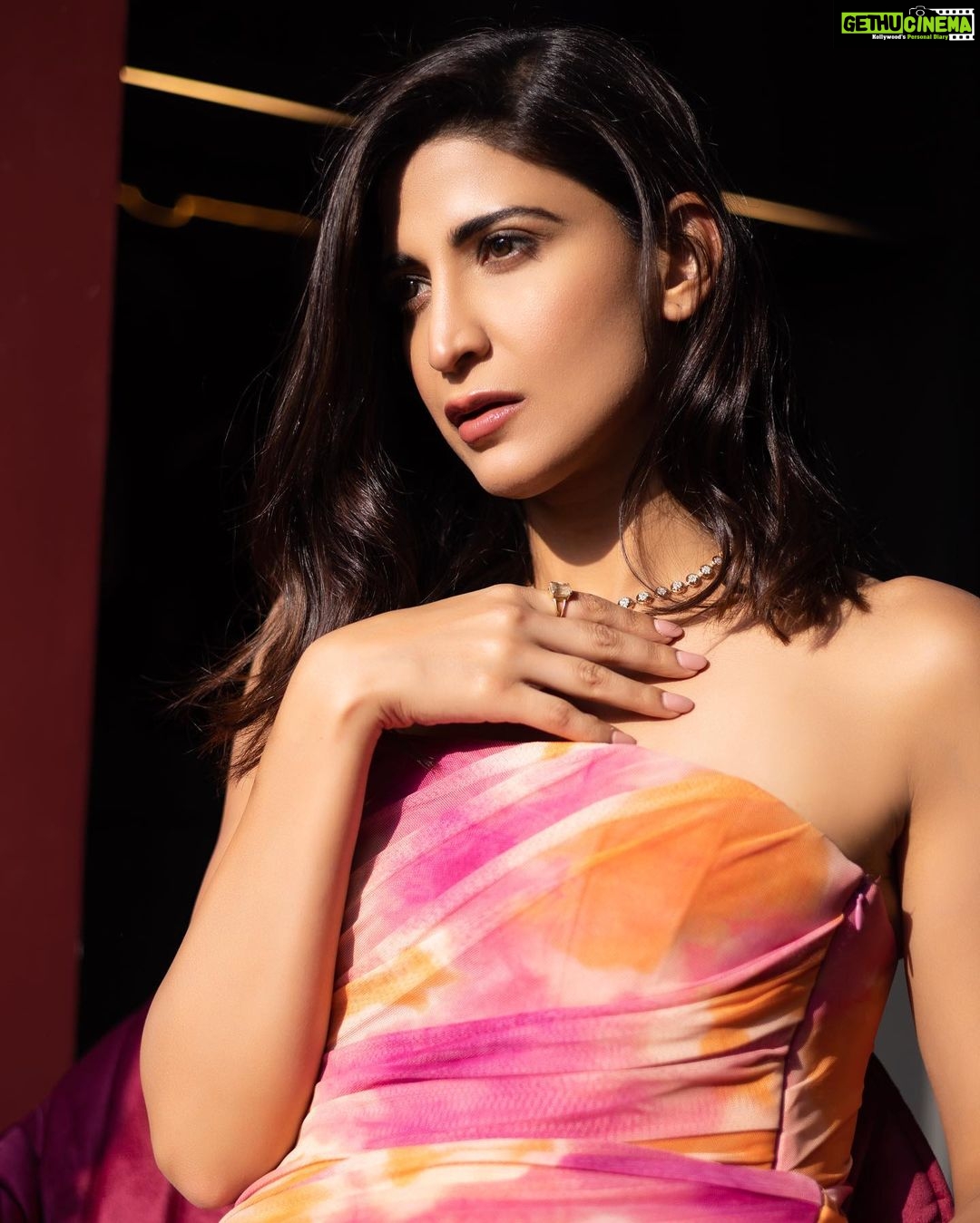 Aahana Kumra Instagram - We are all nothing but pink unicorns π¦πΈπ #throwbackthursday Photography @yashjangidphotography Styling @abhimanyusinghtomarr Hair & Make up: @omsenmakeup . . . . #photoshoot #jaipur #rajasthan #photography #aahanakumra #thursday #thursdaymotivation Jaipur - The pink city