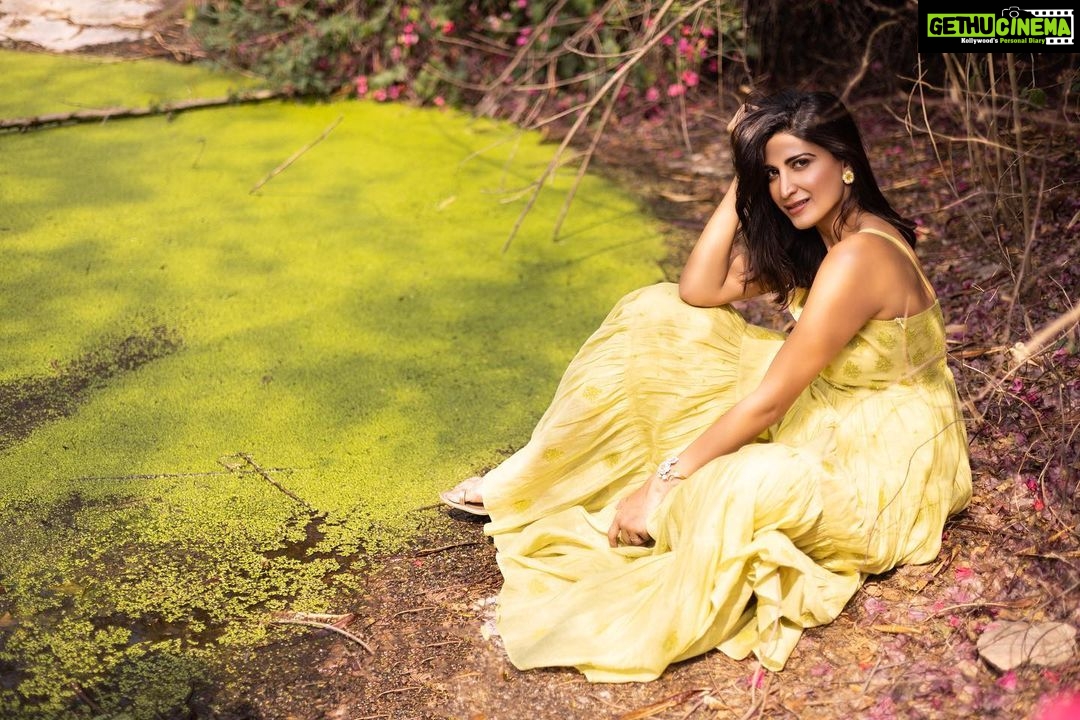 Aahana Kumra Instagram - A day by the green pond Summer breeze and floral dreams πππΏπ¦ Photography @yashjangidphotography Styling @abhimanyusinghtomarr Hair & Make up: @omsenmakeup Outfit : @gazalmishraofficial . . . . #photoshoot #jaipur #rajasthan #photography #aahanakumra #tuesday #tuesdaymotivation Jaipur - The pink city