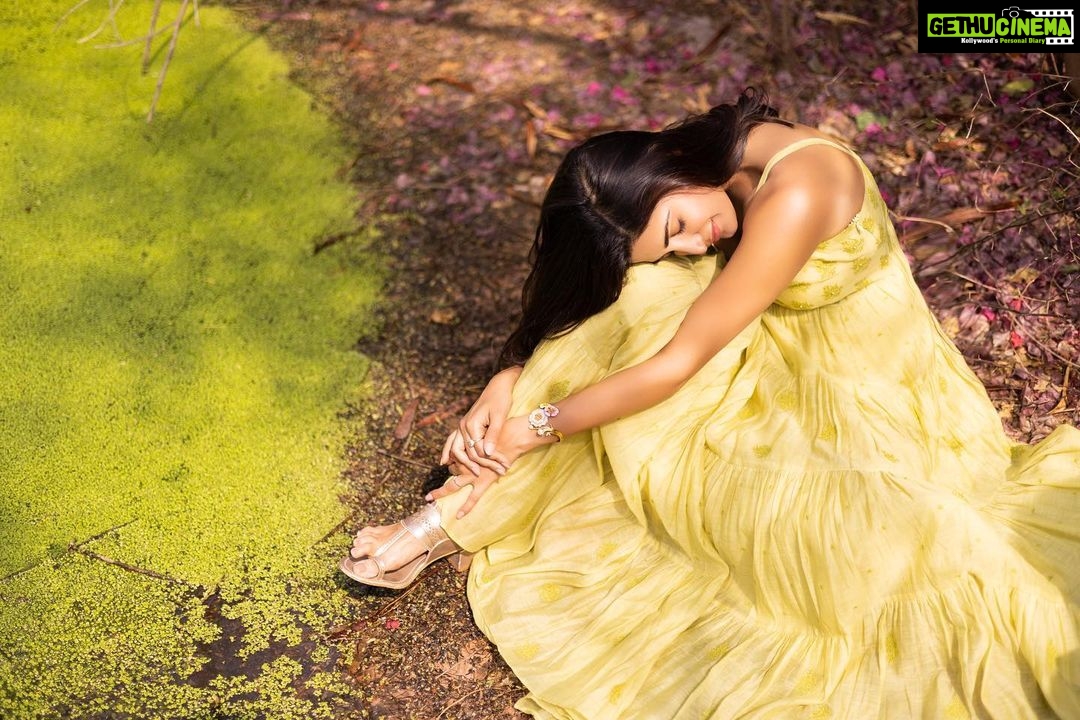 Aahana Kumra Instagram - A day by the green pond Summer breeze and floral dreams πππΏπ¦ Photography @yashjangidphotography Styling @abhimanyusinghtomarr Hair & Make up: @omsenmakeup Outfit : @gazalmishraofficial . . . . #photoshoot #jaipur #rajasthan #photography #aahanakumra #tuesday #tuesdaymotivation Jaipur - The pink city