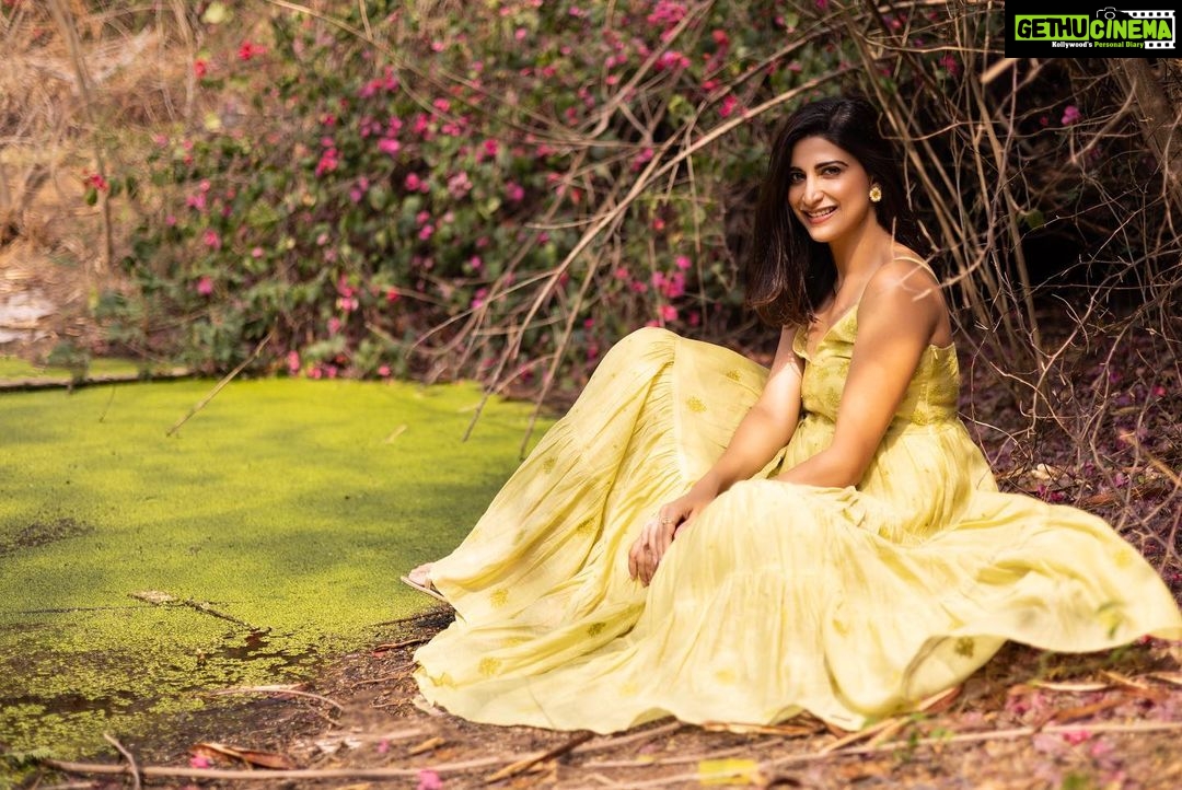 Aahana Kumra Instagram - A day by the green pond Summer breeze and floral dreams πππΏπ¦ Photography @yashjangidphotography Styling @abhimanyusinghtomarr Hair & Make up: @omsenmakeup Outfit : @gazalmishraofficial . . . . #photoshoot #jaipur #rajasthan #photography #aahanakumra #tuesday #tuesdaymotivation Jaipur - The pink city