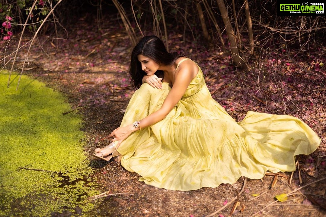 Aahana Kumra Instagram - A day by the green pond Summer breeze and floral dreams πππΏπ¦ Photography @yashjangidphotography Styling @abhimanyusinghtomarr Hair & Make up: @omsenmakeup Outfit : @gazalmishraofficial . . . . #photoshoot #jaipur #rajasthan #photography #aahanakumra #tuesday #tuesdaymotivation Jaipur - The pink city