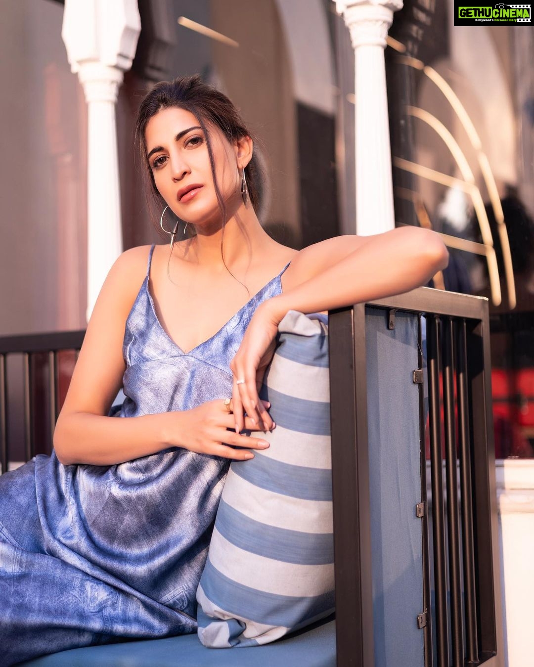 Aahana Kumra Instagram - I have loved the stars too fondly To be fearful of the night ๐งฟ๐ #mondaymood Photography @yashjangidphotography Styling @abhimanyusinghtomarr Hair & Make up: @omsenmakeup Earrings : @flyingfishaccessories Location : @dyore_experiences . . . . #photoshoot #jaipur #rajasthan #photography #aahanakumra #monday #mondayblues #mondaymotivation #mondays #mondaymood Jaipur - The pink city