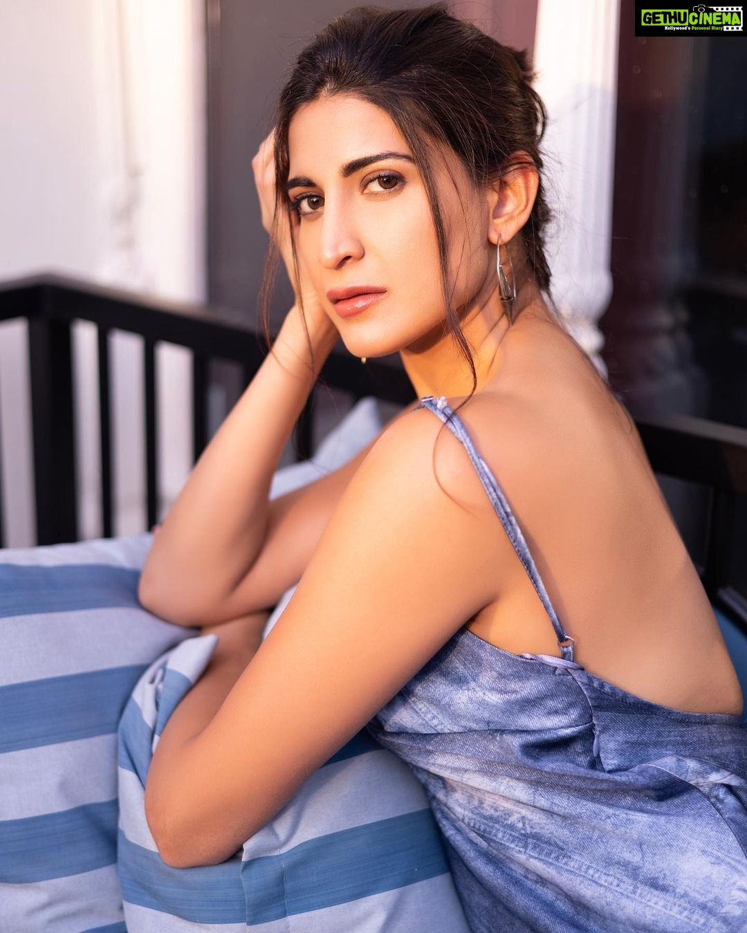 Aahana Kumra Instagram - Walking into the Monday blues be like π¦ππ§Ώ #mondaymorning Photography @yashjangidphotography Styling @abhimanyusinghtomarr Hair & Make up: @omsenmakeup Earrings : @flyingfishaccessories Location : @dyore_experiences . . . . #photoshoot #jaipur #rajasthan #photography #aahanakumra #monday #mondayblues #mondaymotivation #mondays #mondaymood Jaipur - The pink city