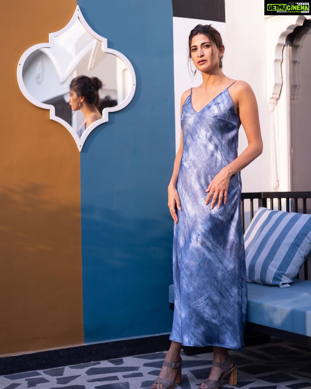 Aahana Kumra Instagram - Walking into the Monday blues be like π¦ππ§Ώ #mondaymorning Photography @yashjangidphotography Styling @abhimanyusinghtomarr Hair & Make up: @omsenmakeup Heels : @styleskoolofficial Earrings : @flyingfishaccessories Location : @dyore_experiences . . . . #photoshoot #jaipur #rajasthan #photography #aahanakumra #monday #mondayblues #mondaymotivation #mondays #mondaymorningloveyou Jaipur - The pink city