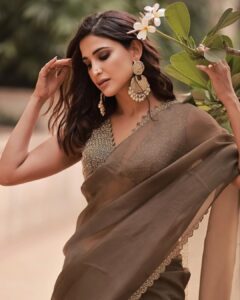Aahana Kumra Instagram - Green calm below 💚🍀🌿🍃 Blue quietness above 💙🦋🌧️ #sundaze 🌞☀️🌸🫶💕🌞 #sareenotsorry . . . . #sareelover #olive #saree #indianoutfit #aahanakumra #sunday #sundayfunday Mumbai - मुंबई