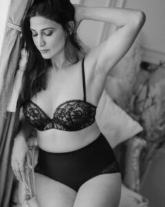 Aahana Kumra Instagram - And my thoughts drift to you ⛈️☔️🖤#blackandwhitephotography 
📸 : @harpreetbachher 
.
.
.
.
#friday #weekendvibes #weekend #weekendtime #weekendvibes #weekendmood #weekendgetaway #aahanakumra