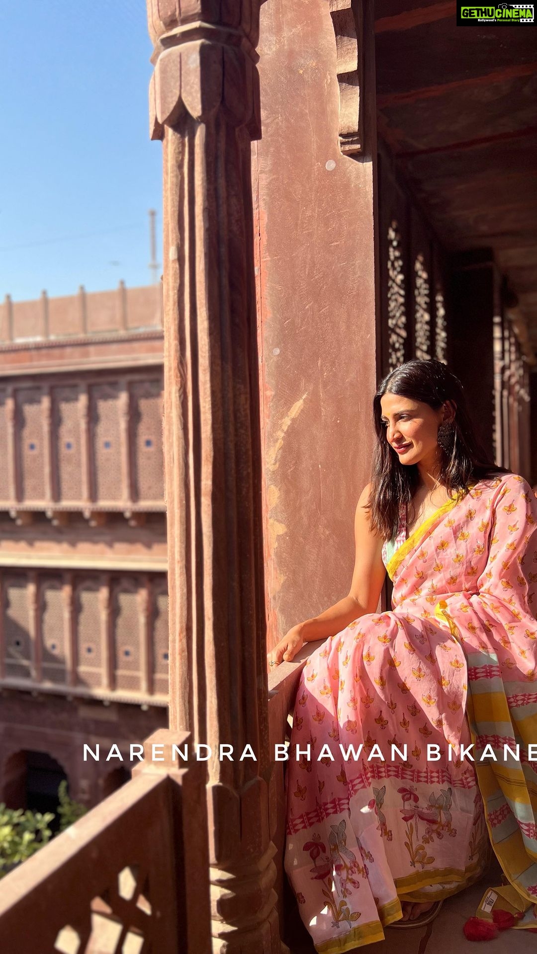 Aahana Kumra Instagram - Maharani Aahana Devi of Bikaner is my new Royal name 🙌🥂💕🌸 Thank you @narendra.bhawan.bikaner for a taste of such splendid royalty!! 🌸🌞🥂🍰😘💕🫶🐫🐘🙌😍 . . 📍 : @narendra.bhawan.bikaner . . . #weekendgetaway #rajasthan #royal #royalty #weekend #sareelover #palace #bikaner #loveforsaree #aahanakumra Narendra Bhawan Bikaner