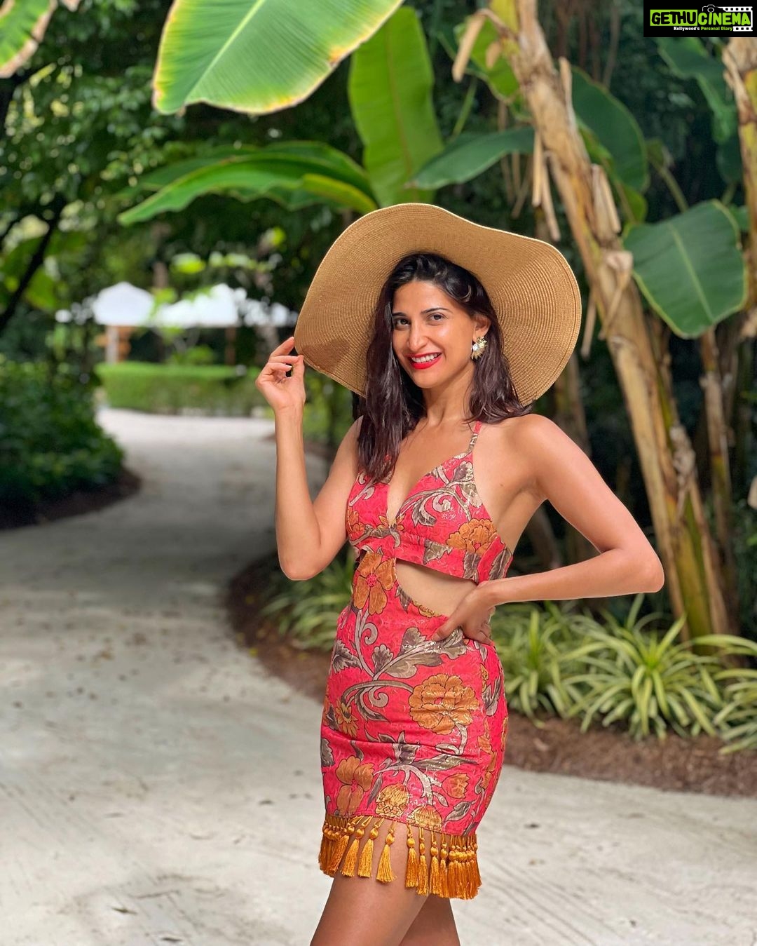 Aahana Kumra Instagram - π¦β€οΈπ·β£οΈππππ¦π¦ Celebrating the Color of love β£οΈ #saturdate . . . . #maldives #maldivesislands #birthday #love #red #coloroflove #birthdaygetaway #birthdaygirl #aahanakumra Finolhu Baa Atoll