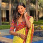 Aahana Kumra Instagram - Send rishtas!? Looking like बसंत ऋतु 💛💛🌻🌻🐝🐝🌞🌞 #weddingseason 📸 by : @aparnathakur . . #weddingphotography #wedding #sunsetphotography #aahanakumra #shaadiseason #shaadi #shaadisaga #saree #sareenotsorry #sareelover Karjat