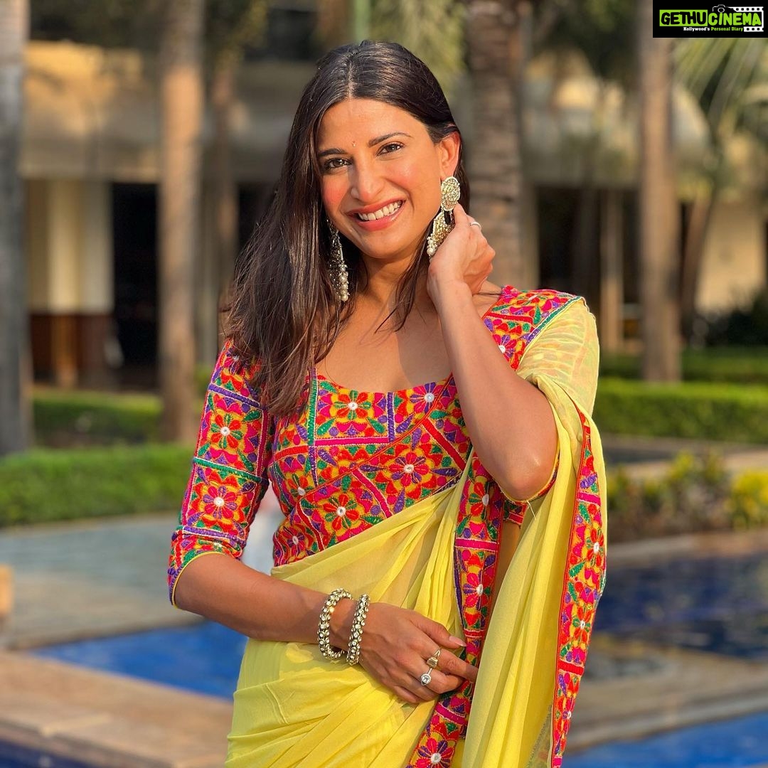 Aahana Kumra Instagram - Send rishtas!? Looking like बसंत ऋतु 💛💛🌻🌻🐝🐝🌞🌞 #weddingseason 📸 by : @aparnathakur . . #weddingphotography #wedding #sunsetphotography #aahanakumra #shaadiseason #shaadi #shaadisaga #saree #sareenotsorry #sareelover Karjat